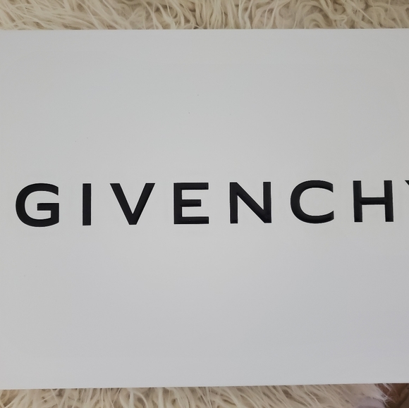 GIVENCHY PHONE carry purse. - Picture 1 of 3